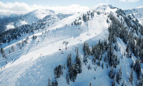 © Tourismusregion / Riesneralm / Weniger Lifte, aber viele Pisten und gleich vier lange Talabfahrten hat die Riesneralm in Donnersbachwald in der Steiermark. Auch Kleine zeigen Größe: Warum es nicht nur auf die Zahl der Pistenkilometer ankommt