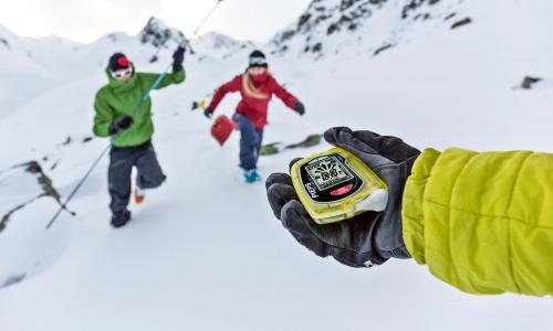 © Hersteller / Pieps / Die neuen LVS-Geräte, Sonden und Lawinenairbags von Pieps und Black Diamond (beide gehören zum gleichen Konzern) lassen sich mit App und Smartphone besser nutzen. Die App als Helfer: Was bringt der digitale Trend bei LVS-Geräten, Airbags und Co?