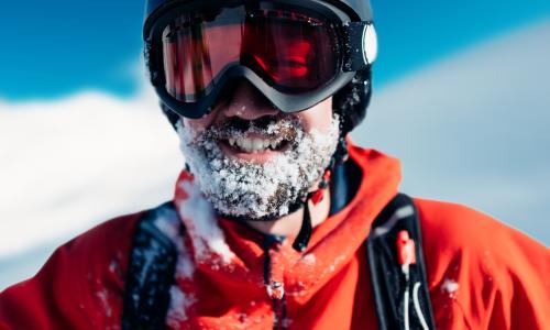 Die 4 wichtigsten Pflegetipps für Haut und Körper beim Skifahren