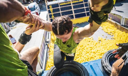 © Fotograf / Beat the City / Sportograf Nur nicht hängen lassen: Obstacle und Dirt Runs sind die Spaßmacher unter den Laufevents