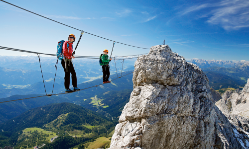© Fotograf / Herbert Raffalt – www.raffalt.com / Seilbrücken sind lässige Elemente, etwa die am Koppenkarstein- Klettersteig – festgehalten von Bergführer und Fotokünstler Herbert Raffalt (www.raffalt.com). Herausforderung Klettersteig: So gelingt der Einstieg in den Aufstieg