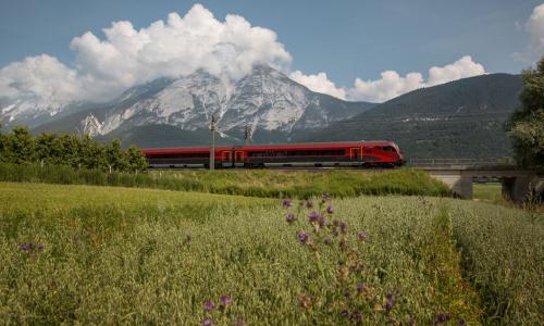 © Tourismusregion / Tirol Werbung / Regina Recht / CO2-EinSparpotenzial. Mit der Wahl des Verkehrsmittels bei der An- und Abreise lassen sich am meisten Emissionen einsparen. Bahnfahren kann aber auch einfach stressfrei und angenehm sein! Wilder Kaiser: Grüne Anreise leicht gemacht