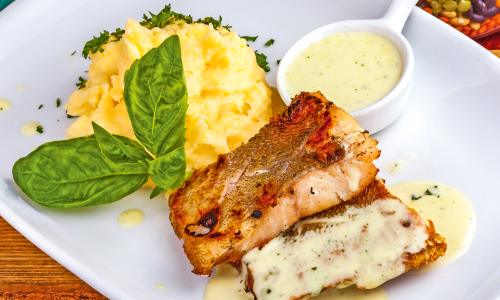 Gesunder Rezepttipp: Gebratener Seelachs mit Kartoffelpüree, Gurkensalat und Zitronensauce