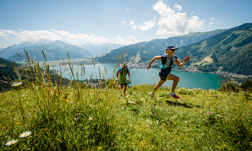 © Tourismusregion / Zell am See-Kaprun Tourismus / Jakob Edholm / Der Zeller See als Kulisse fürs Trailrunning. Aber auch an der Promenade kann man perfekt laufen. Top 20 Laufstrecken am See 2022