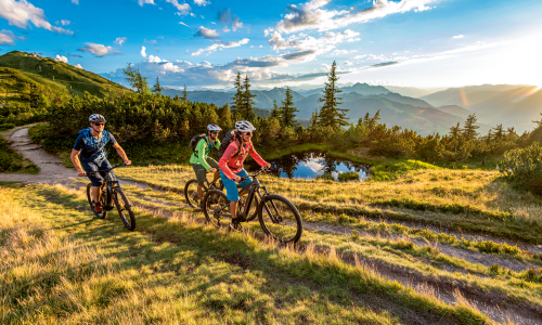 © Tourismusregion / Flachau Tourismus / Ob einsam oder gemeinsam auf Tour – das Erlebnis Tagestour steckt voller Abenteuer. All day long: Was es zum perfekten Tag im Fahrrad-Sattel braucht