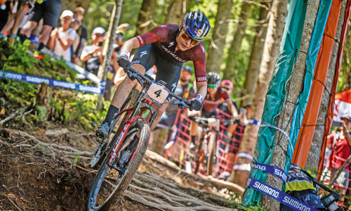 © Fotograf / Michal Cerveny / „Ich lebe meine Leidenschaft“, beschreibt Laura Stigger ihr Dasein als Profi im Specialized-Factory Racing-Team. Die Vollgas-Genießerin: Laura Stigger sorgt im MTB-Cross-Country-Weltcup für Furore