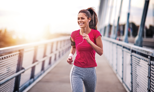 © iStock / Ivanko_Brnjakovic / GUT VERSORGT? Sportlich sehr aktive Menschen, vegan Lebende, aber auch Frauen können ihren Mikronährstoff-Bedarf oft nicht so einfach aus der Ernährung decken. Ergänzen, was fehlt: Wissenswertes über Mikronährstoffe und Nahrungsergänzung
