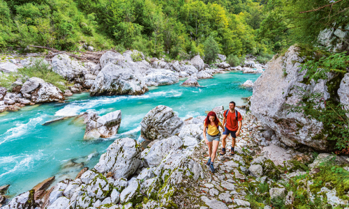 © Tourismusregion / Tourismus Sočatal / Jost Gantar / So grün! Gemeint ist hier nicht (nur) die Natur, sondern der Fluss Soča. Die Wanderung an dem slowenischen Flussjuwel hat etliche „magische Momente“. ür Tage in der Natur, die in Erinnerung bleiben: So findet man man seine Traumtour