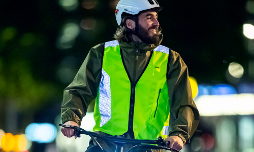 © Hersteller / ABUS / Die „Lumino Night Vest“ ist die ideale Begleiterin für die dunkle Jahreszeit. Durch das integrierte USB-Rücklicht und das fluoreszierende, gelbe Material sorgt die Weste für eine optimale Sichtbarkeit im Herbst und Winter. Zusätzlich ist die Weste mit reflektierenden Streifen ausgestattet, damit auch bei direkter Beleuchtung durch Autoscheinwerfer eine Reflektion entsteht. Sehen und gesehen werden: Mit ABUS bist du im Herbst sichtbar im Straßenverkehr unterwegs