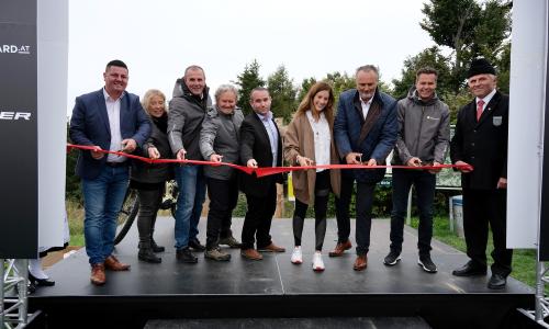 © Tourismusregion / Tourismusverband Südburgendland / Bei der feierlichen Eröffnung der Burgenland-Trails am Geschriebenstein (v.l.): Bürgermeister Michael Kefeder, Lockenhaus, Brigitta Pelzer, GF Tourismusverband Mittelburgenland-Rosalia, Martin Ochsenhofer, GF Tourismusverband Südburgendland, Dr. Martin Nehrer, Vizebürgermeister Klaus Gangl, Rechnitz, Julia Dujmovits, Landeshauptmann Hans Peter Doskozil und Didi Tunkel, Geschäftsführer Burgenland Tourismus Feierliche Eröffnung der Burgenland-Trails: Weiterer Schritt zum Radland Nummer Eins