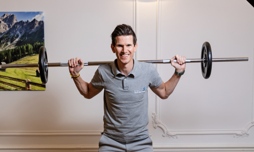 © SPORTaktiv / Thomas Polzer / Jetzt zwei Monate lang die Muskulatur aufbauen, dann können Ausdauersportler sie mit kleinem Aufwand (1 Training pro Woche) eine Saison lang erhalten. Unser „Doc“ Robert Fritz machts mit Langhantel vor. Die Saison 2023 startet jetzt: „SPORTaktiv-Doc“ Robert Fritz darüber, wie man Verletzungen vorbeugt