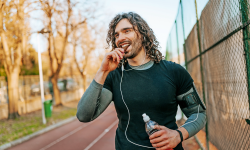 Dem Riegel auf den Zahn gefühlt: Wissenswertes über Kohlenhydrat- und Proteinriegel