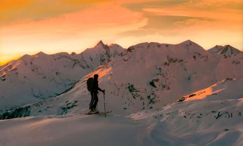 © FOTO: Hohe Tauern Kärnten – Großglockner Bergbahnen / Peter Maier / Austrian Mediahouse / Traumkulisse. Beeindruckende Touren inmitten der höchsten Berge Österreichs sind rund um Heiligenblut möglich. Der Blick fällt auf den Großglockner. Gipfel der Genüsse: Wegweiser zur schönsten Skitour deines Lebens