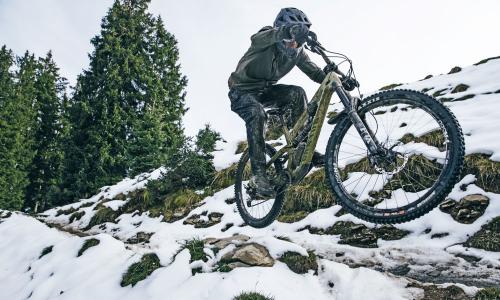 Auf die kalte Tour: die richtige Bekleidung fürs Radfahren im Winter