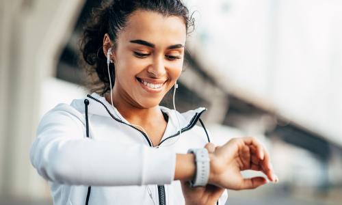 © iStock / Youngoldman Rund um die Uhr: Das bringen die 24/7-Gesundheitsfunktionen von Fitnesstrackern