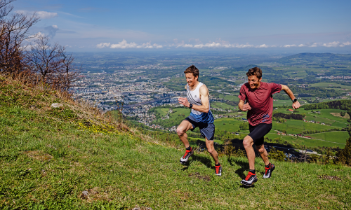 © Fotograf / Sportalpen Marketing / TURBOTWINS. Manuel (l.) und Hans-Peter Innerhofer gehören auf der Straße wie auch auf den Trails zu den besten Läufern Österreichs. Manuel und Hans-Peter Innerhofer: „Der Trail hat mehr Emotion“
