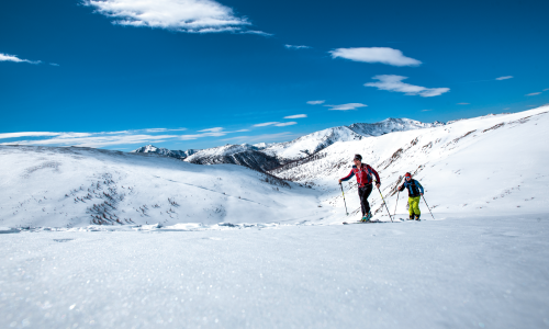© Fotograf / Kärnten Werbung / Franz Gerdl / Gras statt Fels. Wiesenhänge und sanfte Bergformen eignen sich besonders für Skitouren in der ersten Winterhälfte – wie in den Kärntner Nockbergen. Früh auf Tour: Was es braucht, damit Skitouren im Dezember und Jänner cool werden