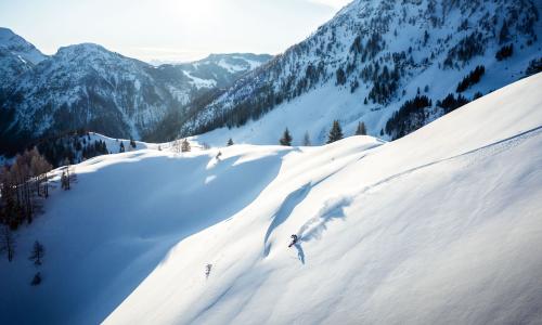 © Tourismusregion / Skicircus Saalbach Hinterglemm Leogang Fieberbrunn / Erste Spur. Die erste Line in einem unverspurten Hang ist ein Traum für viele – hier in Saalbach Hinterglemm Leogang Fieberbrunn. Freeriden beginnt aber schon neben einer Piste. Freiheits-Reviere: Wie Skigebiete mit dem Freeride-Trend umgehen und was sie dafür bieten