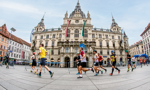 © Event / Gepa-Pictures / Graz Marathon / Sightrunning. Bei Laufevents geht es nicht nur um Bestzeiten, sondern auch ums Schauen und Genießen – im Bild das Rathaus beim Graz Marathon. Mit Startnummer: Nützliche Tipps und Tricks rund um Stadt-, Land- und Trailläufe