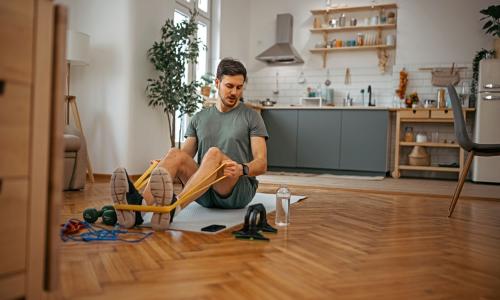 © Getty Images / MY HOME IS MY GYM. Training in den eigenen vier Wänden – ob HIIT, Functional Training oder klassische Kraftübungen – liegt voll im Trend. Home, Sweaty Home: Wie du dich in den eigenen 4 Wänden fit hältst