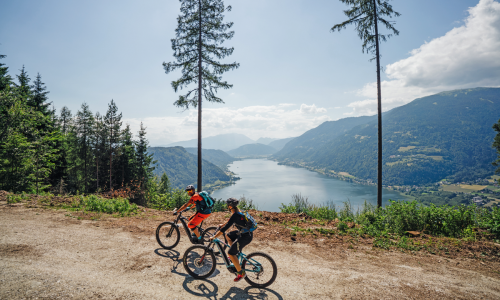 © Fotograf / LakeBike Villach / Martin Hofmann / Höhenmeter bringen, wie hier in Kärnten, immer auch Aussicht mit sich. Top 20 Mountainbike-Touren bis 1.000 Höhenmeter 2023
