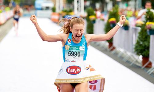 © Fotograf / Leo Hagen / Vienna City Marathon / Freude über den 10-km-Rekord, aufgestellt beim Vienna City Marathon im September 2021. Laufarbeit ohne Ball: Warum Julia Mayer Fußball- gegen Laufschuhe getauscht hat