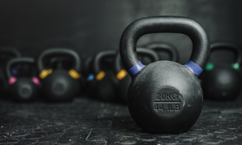 Fit mit Kettlebell: 6 Übungen für ein effizientes Training bei knappem Zeitbudget