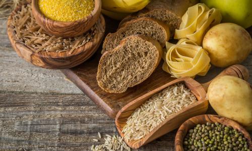 © iStock / a_namenko / Energiespender. Kohlenhydrate sind unbestritten wichtig für Sportler – es kommt aber schon auf die Menge an. Vom richtigen Maß an "Carbs": Alles Wissenswerte rund um das Thema Kohlenhydrate & Lowcarb im Sport