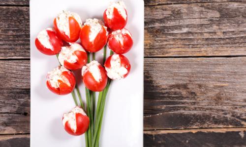 © iStock / margouillatphotos / Ein "Strauß" für Augen und Magen! Rezept für den Valentinstag: Tomatentulpen mit Ricotta-Feta-Füllung