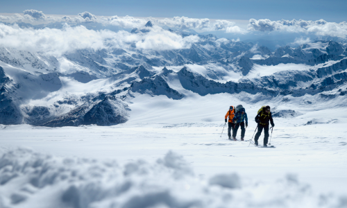 © The Last Ride Project / Wie lange noch? Ed, Will und Jon, hier am Elbrus, wollen auf Tourenskiern auf die Dramatik des Klimawandels aufmerksam machen. The Last Ride: Die wohl letzte Chance alle Seven Summits mit Ski zu besteigen
