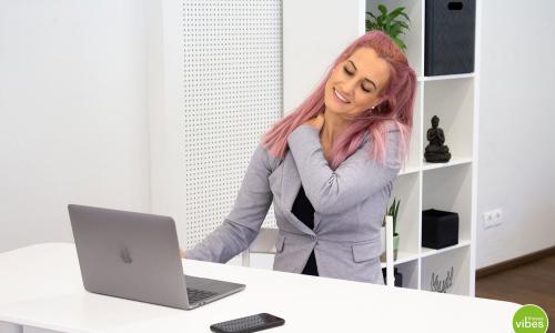 © © VIBES FITNESS DIE 4 EFFEKTIVSTEN ÜBUNGEN GEGEN NACKENVERSPANNUNGEN