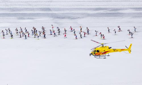 © Fotograf / Philipp Schmidli / Engadin Skimarathon 2023: Flugaufnahme Sieg für Giuliana Werro und Arnaud Chautemps beim 53. Engadin Skimarathon – SPORTaktiv war live dabei!