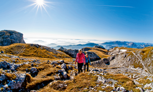 © Fotograf / Steiermark Tourismus / Tom Lamm / Los geht’s. In der Steiermark (das Bild stammt vom Hochschwabgebiet) und überall sonst haben nach der Schneeschmelze wieder die Wanderschuhe Saison. Frühlingsboten genießen: Was es über Wandertouren in der frühen Saisonphase zu wissen gilt