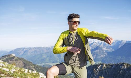 © Hersteller / Löffler / Lorenz Masser / Wind zieht auf? Dann kommt eine Hardshelljacke zu ihrem Einsatz. Doch Hardshell ist nicht Hardshell – welche ideal ist, entscheidet der Einsatzbereich. Hart, härter, Hardshell: Alles über den vielseitigen Outdoor-Begleiter - die Hardshell-Jacke