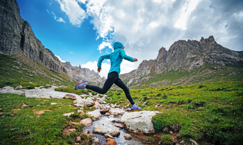 © iStock / lzf / Gut drauf. Wer gut mit Vitaminen, Mineralstoffen und Co. versorgt ist, hat mehr Spaß am Sport. Gut versorgt läuft es besser: alles zu Mikronährstoffen für sportliche Menschen