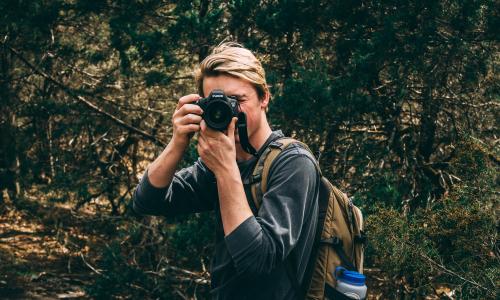 © Fotograf / Unsplash / Mike Baker Immer am Drücker: 7 Tipps für gelungene Outdoor-Fotos
