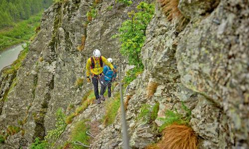 Kletterkünstler: Darauf musst du beim Kauf von Klettersteigschuhen achten