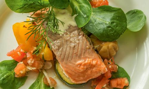 Gesunder Rezepttipp: Ofenlachsforelle mit mariniertem Antipasti-Gemüse und Tomatensalsa