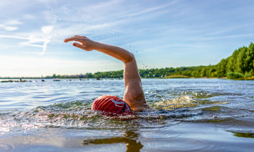 © iStock / David Ziegler / Ruhe im See. Wer Schwimmen gut gelernt hat, kann im „Open Water“ eine tolle Zeit erleben. Womit man sich im Sommer am und im Wasser fit halten kann