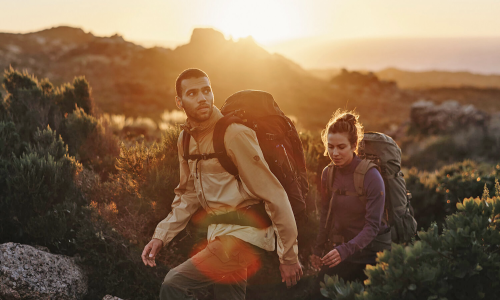 Gegen Wind und Wetter: Eine schützende Jacke ist das Bekleidungs-A & O beim Bergsport