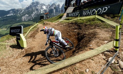 Österreichischer Doppelsieg beim Heimweltcup: Höll und Kolb gewinnen UCI Mountainbike Downhill Weltcup in Leogang