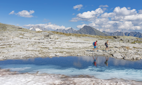 © Tourismusregion / Kärnten Werbung / Franz Gerdl / Tief eintauchen.
Weitwanderwege bringen dich an Orte, die nur zu Fuß erreichbar sind - wie etwa hier am Tauernhöhenweg. Auf weiten Wegen! Weitwandern - worauf es bei einem gelungen Einstieg ankommt.