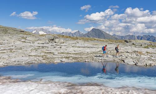 © Fotograf / Kärnten Werbung / Franz Gerdl / Tief eintauchen. Weitwanderwege bringen dich an Orte, die nur zu Fuß erreichbar sind - wie etwa hier am Tauernhöhenweg. Auf weitem Wege: Warum es sich lohnt, auch mal eine Mehrtagestour zu unternehmen