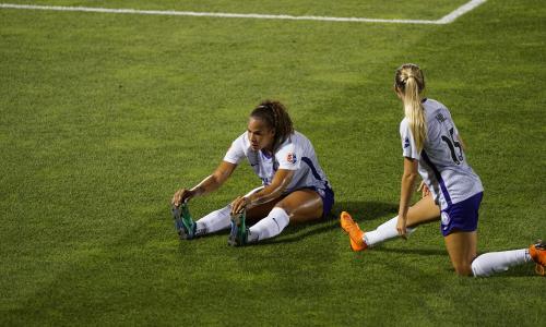 Wie Fußballspieler mit Yoga und Bewegung länger spielen
