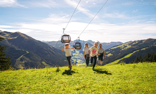 © Fotograf / Saalbach.com / Klaus List / Nach oben! Österreichweit sind mehr als 200 Seilbahnen im Sommer in Betrieb, zehn in der Region Saalbach Hinterglemm Leogang Fieberbrunn (Bild). Erlebnis-Zubringer: Wie Sommerbergbahnen die Berge zu Erlebnisräumen machen