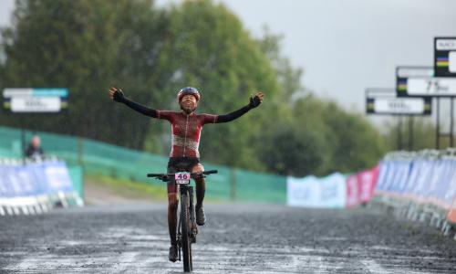Mona Mitterwallner holt sich ihren 2. WM-Titel im MTB-Marathon!