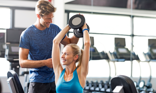 © iStock / Ridofranz / QUALITÄT ZÄHLT. Krafttraining immer mit kompetentem Trainer starten. Die Qualität der Betreuung in der Lernphase ist entscheidend. Einfach stark: "SPORTaktiv-Doc" Robert Fritz motiviert zu mehr Krafttraining