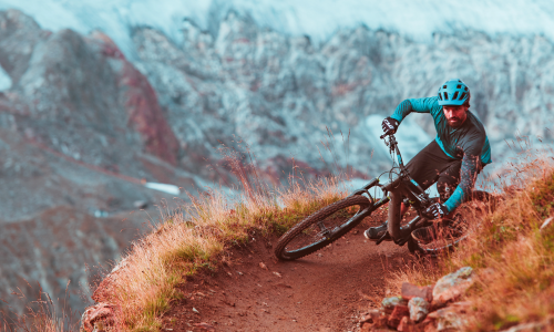 Abfahrtsklasse: E-Enduros machen einfach Spaß – bergab UND bergauf