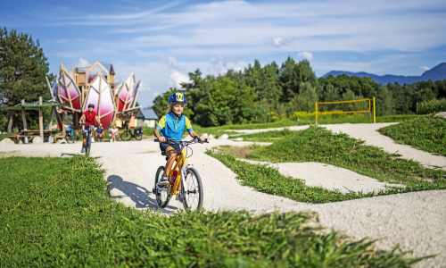 © Fotograf / Südkärnten / KSL Tourismus Marketing / Gert Perauer / Zwischenziele? Können, gern radspezifisch sein, wie hier in Südkärnten. Magische Zeit am Bike: Wie Familien-Radtouren Kinder begeistern