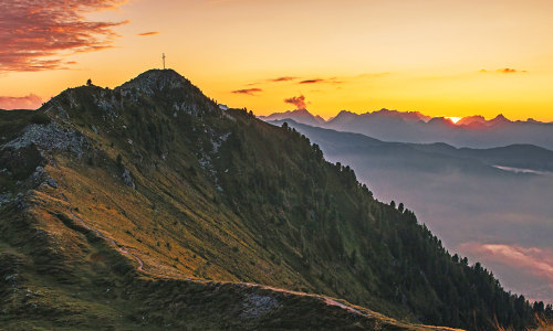 © Fotograf / Zillertal Tourismus / Tom Klocker / Blick auf den Hamberg – einen der schönsten Aussichtspunkte im vorderen Zillertal. Top 20 Herbst-Gipfeltouren 2023